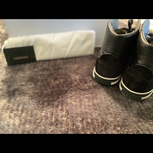 PRICE Drop!! 🌟 Versace Men’s High-Top Sneakers – Luxury Meets Street Style! - Picture 3 of 4